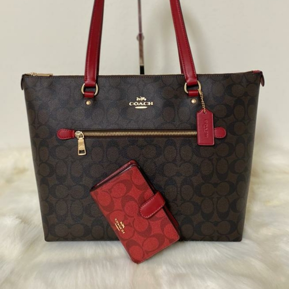 Coach Handbags - ⚜Coach Gallery Tote In Signature Canvas
& wallet